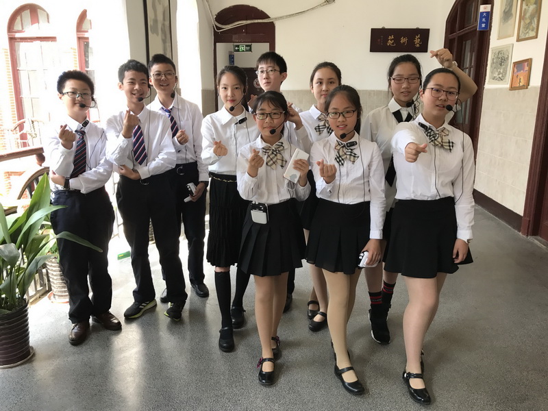 中预学生合影