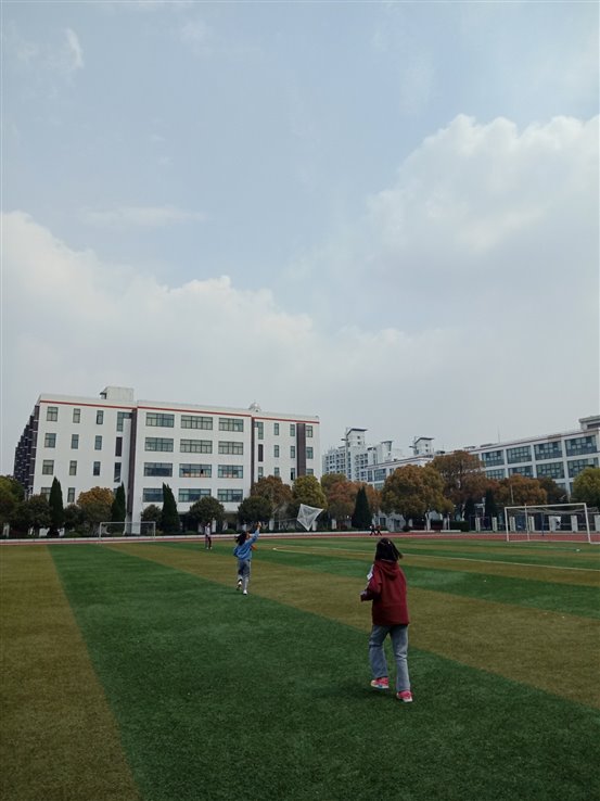 E:photo8学年9.3.28 清明节风筝制作微信图片_201904031325102.jpg