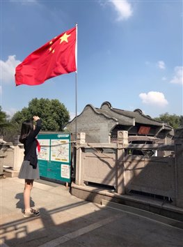 D:8学年向国旗敬礼浦外——我和国旗合个影 张玥.jpg