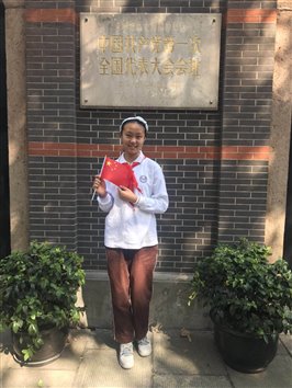D:8学年向国旗敬礼浦外——我和国旗合个影 王知雨.jpg