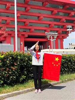 D:8学年向国旗敬礼浦外——我和国旗合个影 奚瑞芸.jpg