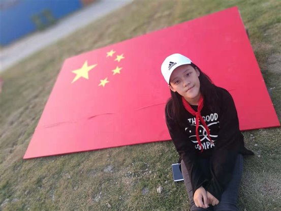 D:8学年向国旗敬礼浦外——我和国旗合个影8 夏诗云.jpg