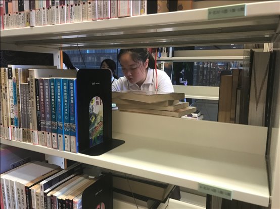 C:UsersplfsDesktop文明校园于活动照片浦东图书馆2.jpg