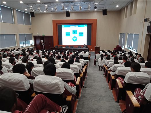 E:photo8学年9.4.22初二卫生讲座微信图片_201905051618532.jpg