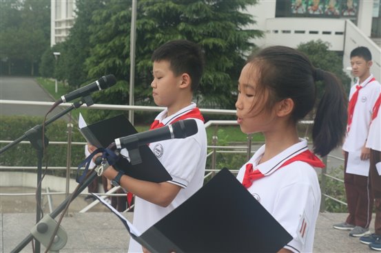 E:photo9学年度升旗仪式第一学期第二周
