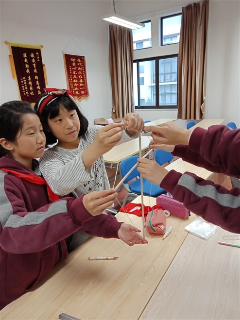E:photo8学年9.3.28 清明节风筝制作95211e39d85b3fccd6ee5ba67c7d54c.jpg