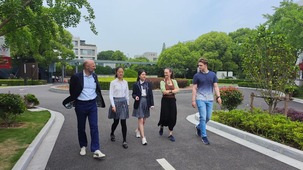 德语班学生带德国客人参观校园.jpg