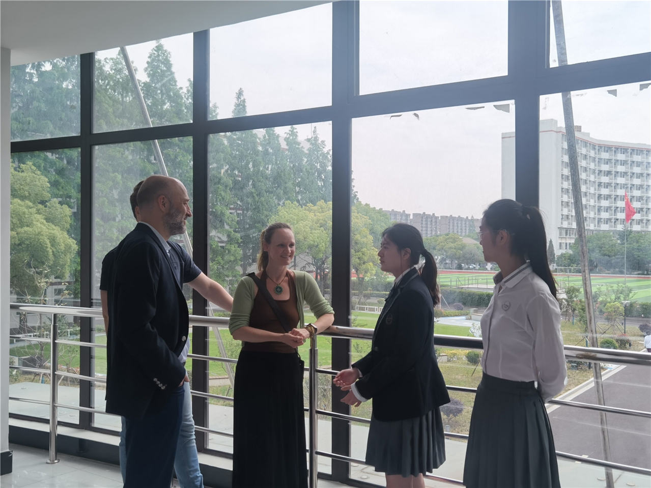 德语班学生向Martin夫妇介绍浦外.jpg 德语班学生向Martin夫妇介绍浦外.jpg